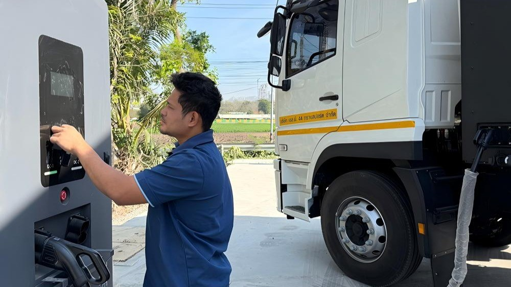 MCS vs CCS for Trucks (2026): Engineering ROI & Grid Reality